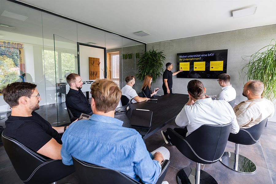 Das Team von die Wirtschaftshelden während einer Besprechung